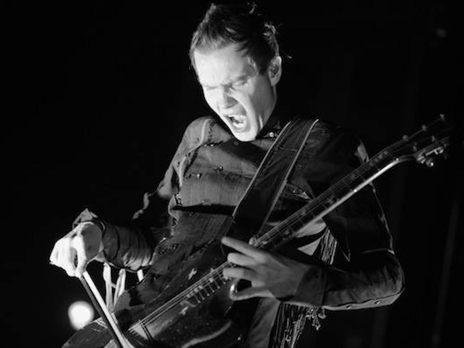 A staple&nbsp;Sigur Rós&nbsp;technique, vocalist Jónsi Birgisson uses a viola bow to play his electric guitar