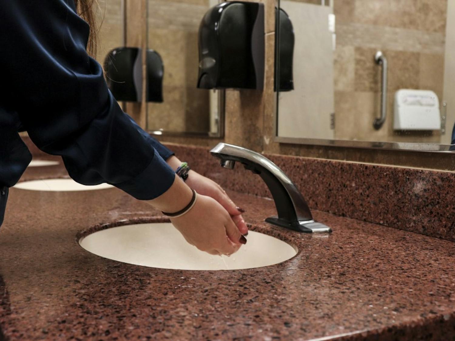 A UNM student washes their hands in a bathroom that was recently reviewed on a Twitter page that has gotten attention.&nbsp;