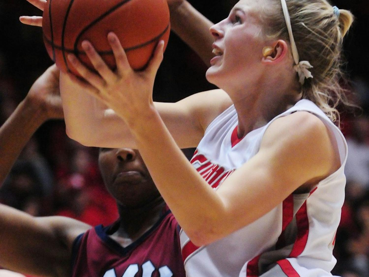 Lauren Taylor drives past Loyola Marymount’s Alex Cowling during the Lobos’ 74-55 victory over the Lions on Saturday at The Pit. Taylor had 20 points on Saturday, marking the third time she scored at least 20 points in the last four games.