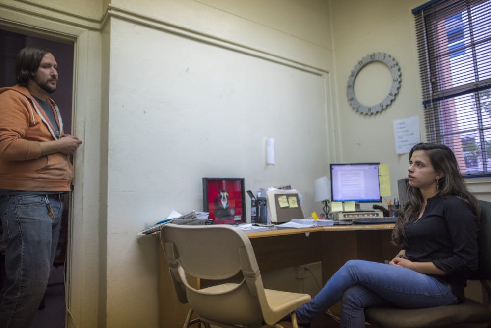 Upcoming 2017-2018 Daily Lobo Editor-in-Chief Elizabeth Sanchez speaks with managing editor Jonathan Baca about ways to improve the newsroom’s work flow for the upcoming semester. Sanchez will look over the Daily Lobo’s editorial production for her yearlong contract.