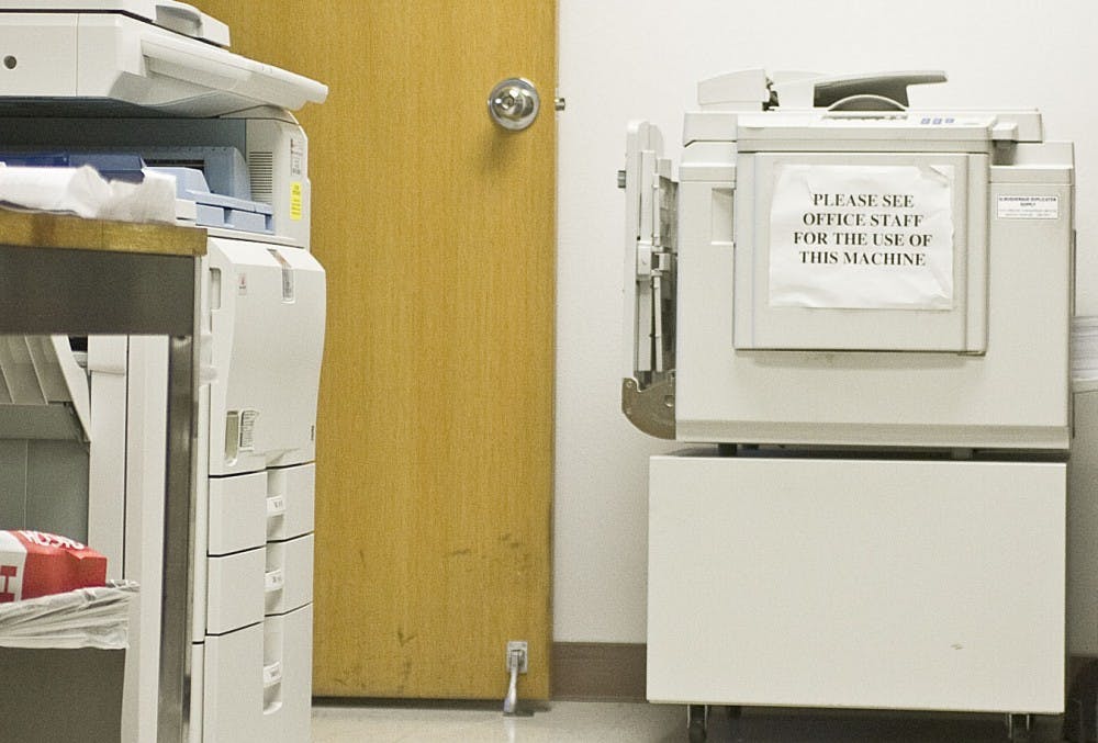 	A political science department representative taped a sign onto one of the department’s copiers that reads, “Please see o ce sta for the use
of this machine.” Limiting printing and copying is just one of the ways the political science and other departments are coping with budget
cuts.