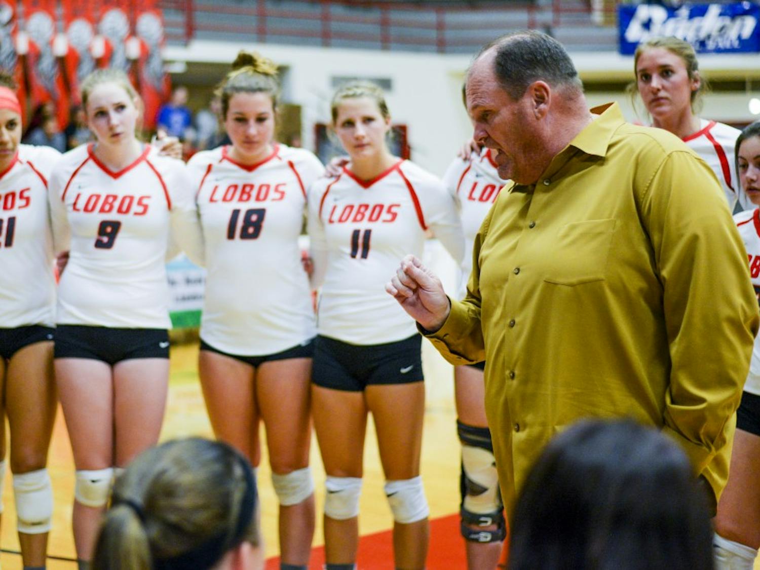 Head volleyball coach Jeff Nelson talks with his team during a break in&nbsp;the first set as the Lobos trailed Colorado State University on Thursday night.&nbsp;