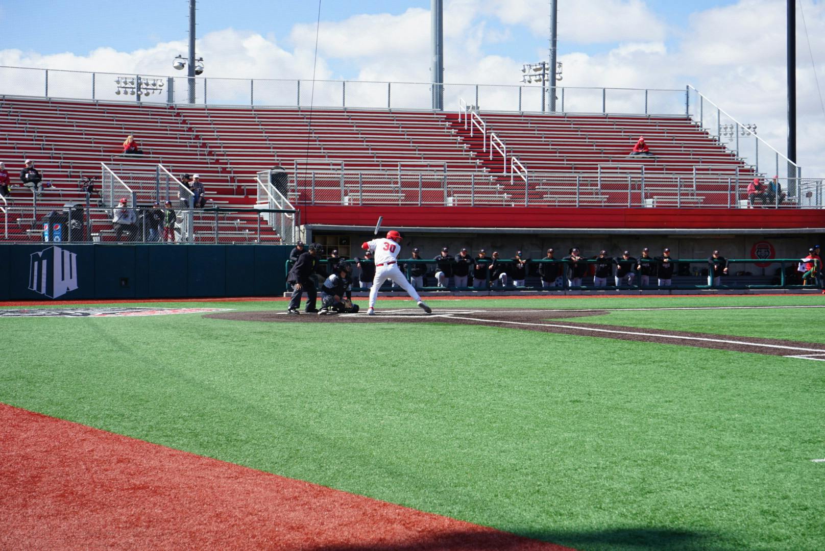 UNM  beats UNVL in a doubleheader