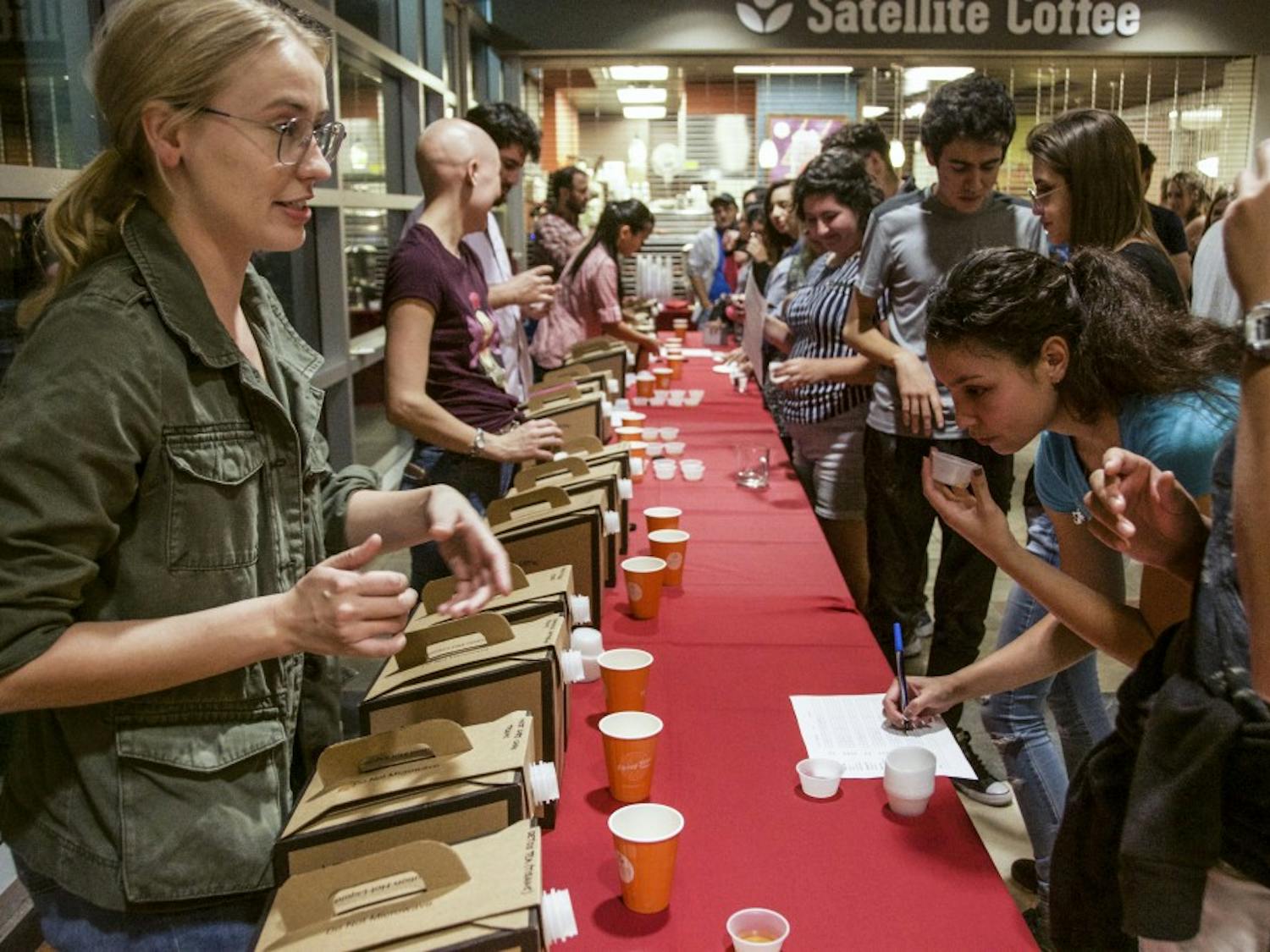 UNM students explore a variety teas during a taste testing in the SUB on September 28, 2018.