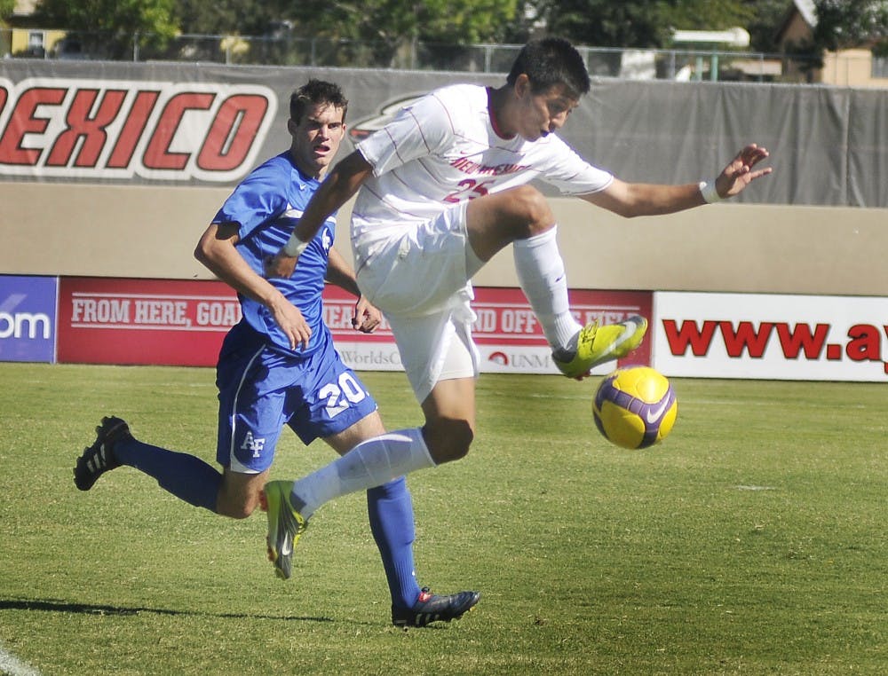 	Andrew Marcum, who taught the  rst Lobo Gardens class in Spring 2010, plays parachute at
the Lobo Gardens Open House on Sunday as a potted onion plant sticks out of his backpack.