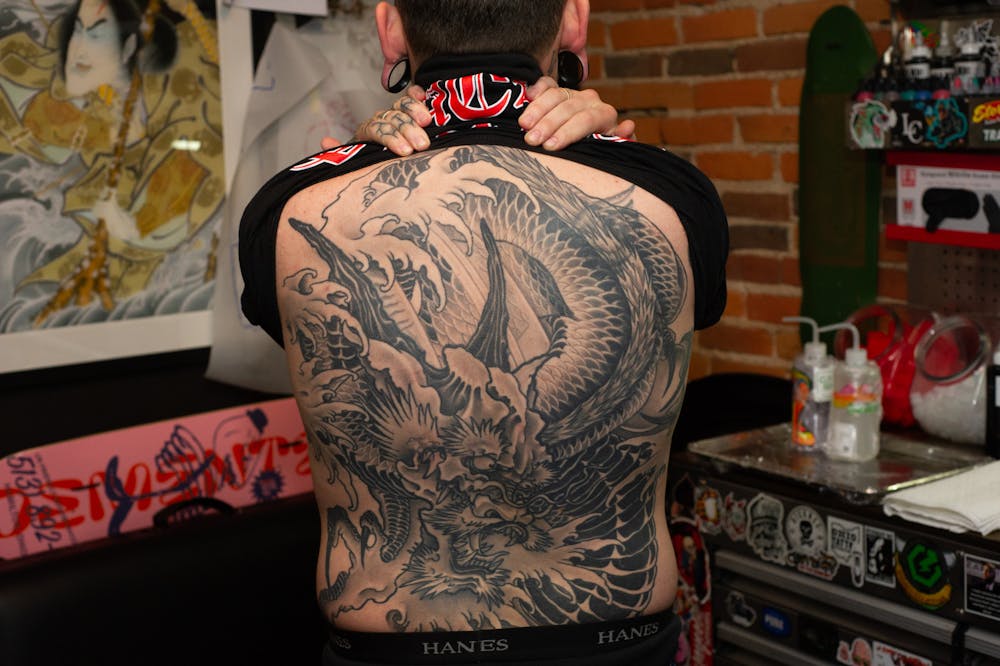 <p>Starr shows off his back tattoos.﻿</p>