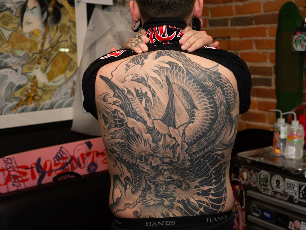 Starr shows off his back tattoos.﻿