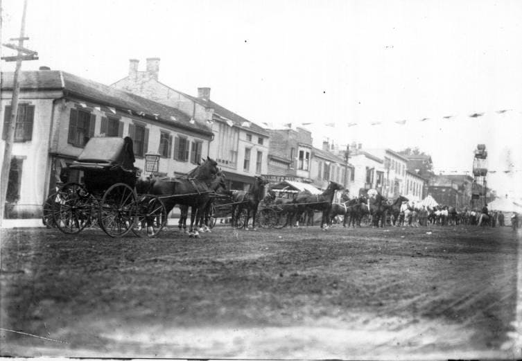 Horses and carriages at the Oxford Street Fair on High Street, circa 1913.