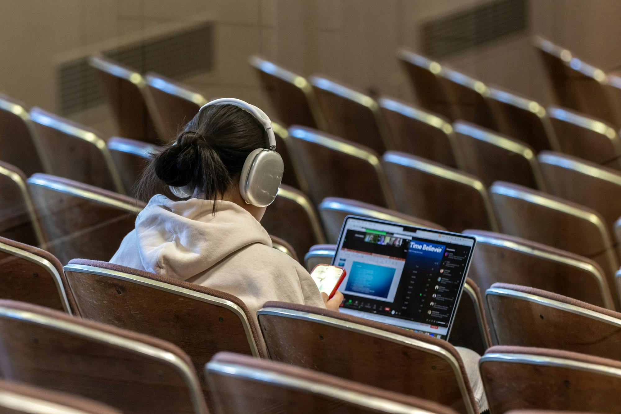 Students find it difficult to focus during class when technology is involved.