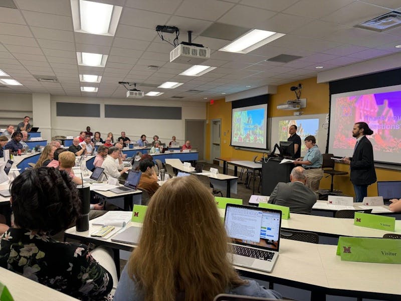 University Senate presents student government elects, discusses attendance policy and MILE