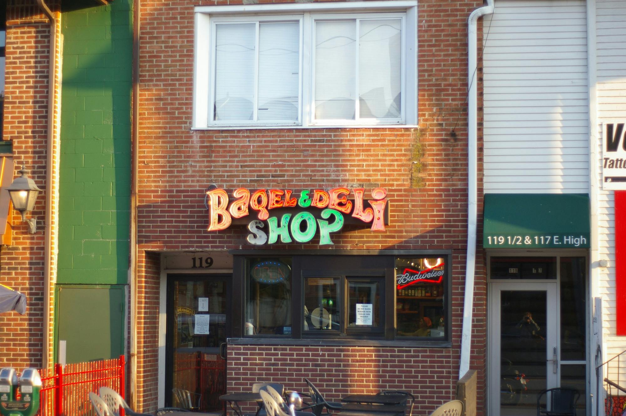 Bagel &amp; Deli is perfect for anyone looking to grab a late-night bite to eat.﻿