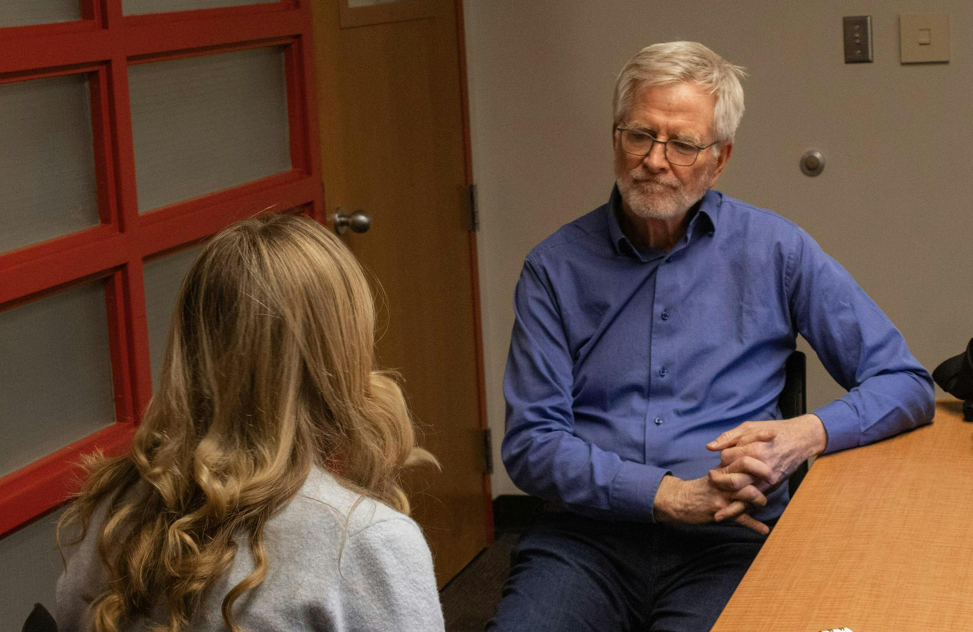 Rick Steves talking with Evelyn Dugan.