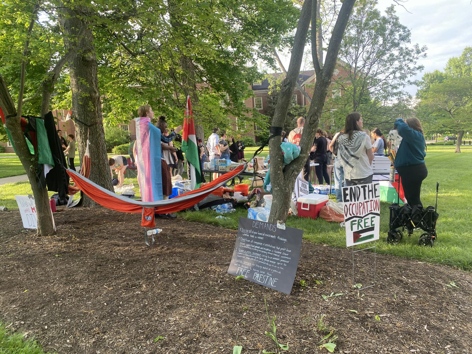 The remaining students packed up their belongings and left the area before hitting the university&#x27;s 9 p.m. deadline.﻿
