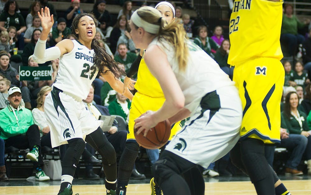 <p>Sophmore forward Aerial Powers calls for a pass from senior forward Becca Mills Feb 5, 2015, during the game against Michigan at Breslin Center. The Spartans were defeated by the Wolverines, 72-59. Kennedy Thatch/The State News</p>