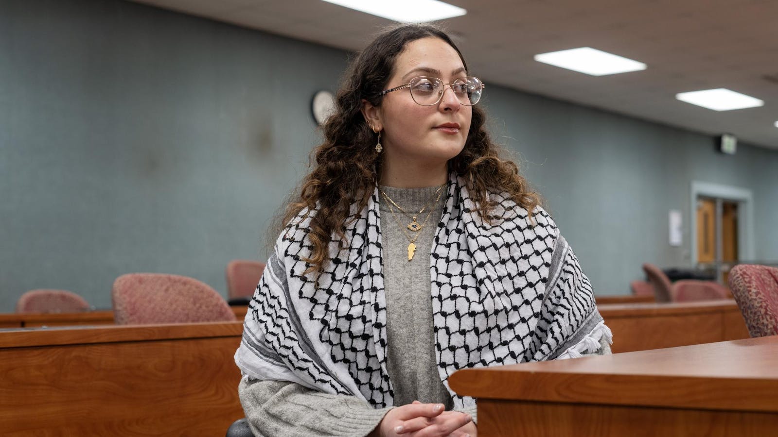 Kochadan porno fohisha Qul xojayinning tuflisi va etiklarini opadi video