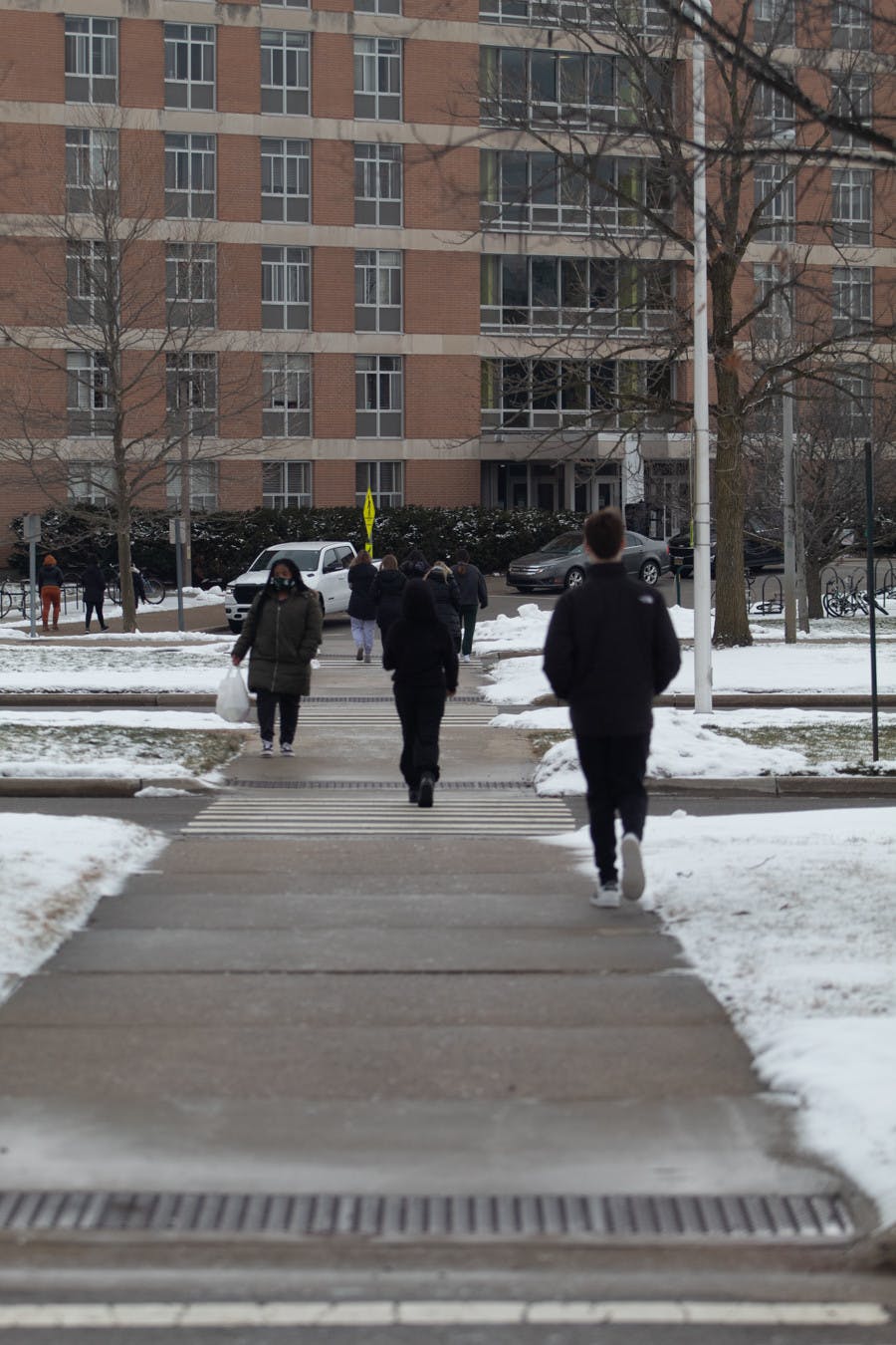 <p>Students walking between West Akers and West Holmes Hall on Tuesday, Jan. 29, 2021.</p>