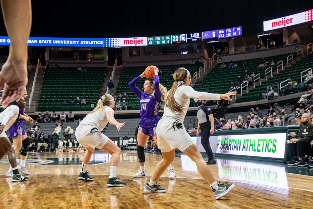Niagara's Maddy Yelle (14) attempts to pass the ball during Michigan State's victory over the Niagara Purple Eagles on Nov. 14, 2021.