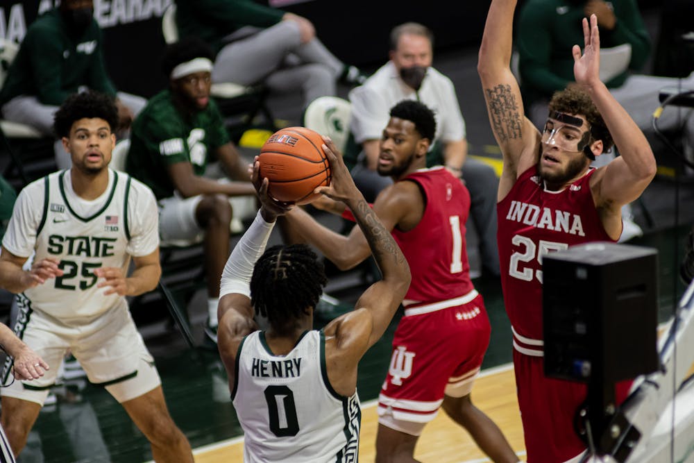 Junior forward Aaron Henry passes the ball to sophomore guard Malik Hall during the Spartans' victory against the Hoosiers on Mar. 2, 2021.