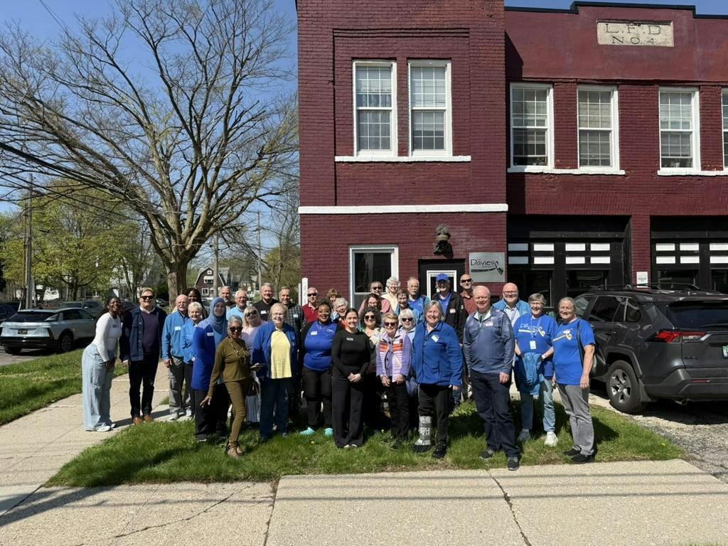 Students help encourage volunteers for nonprofit organization, The Davies Project