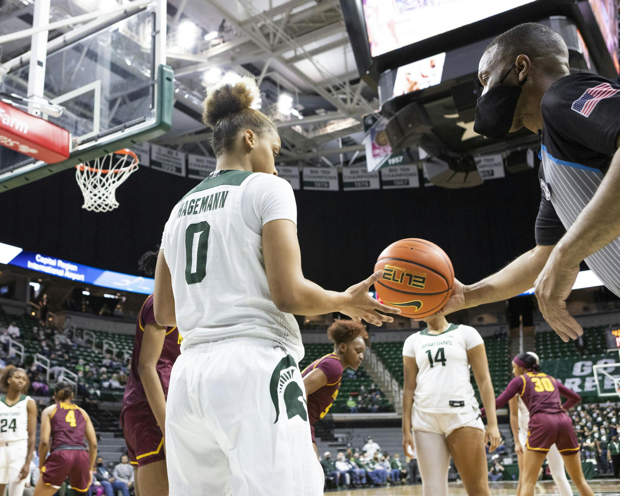 <p>A referee hands a ball over to freshman guard Deedee Hagemann on Jan. 23, 2022.</p>