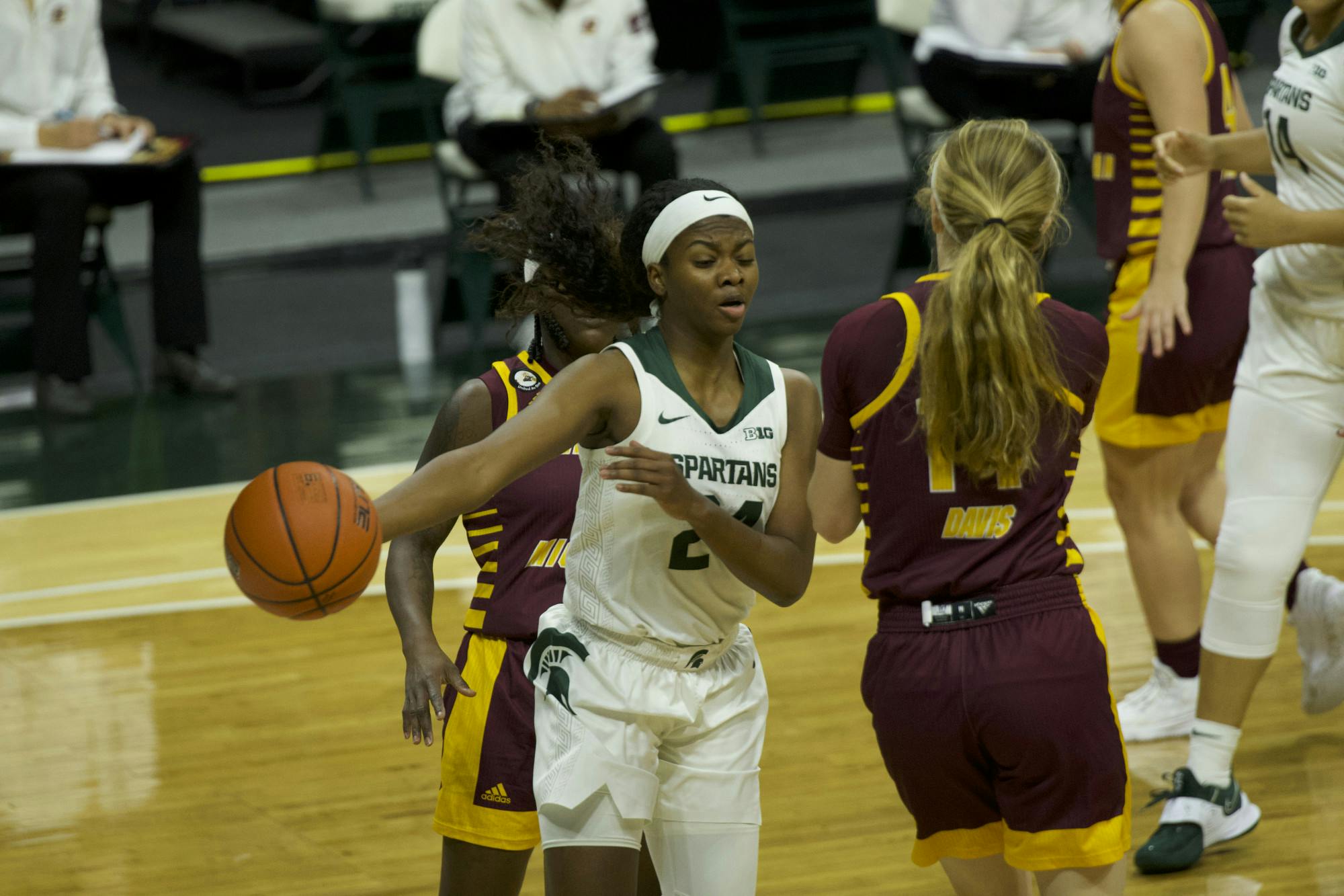 <p>Nia Clouden drives and passes the ball against Central Michigan in the Spartans&#x27; 79-70 win on Dec. 18, 2020, at the Breslin Center.</p>