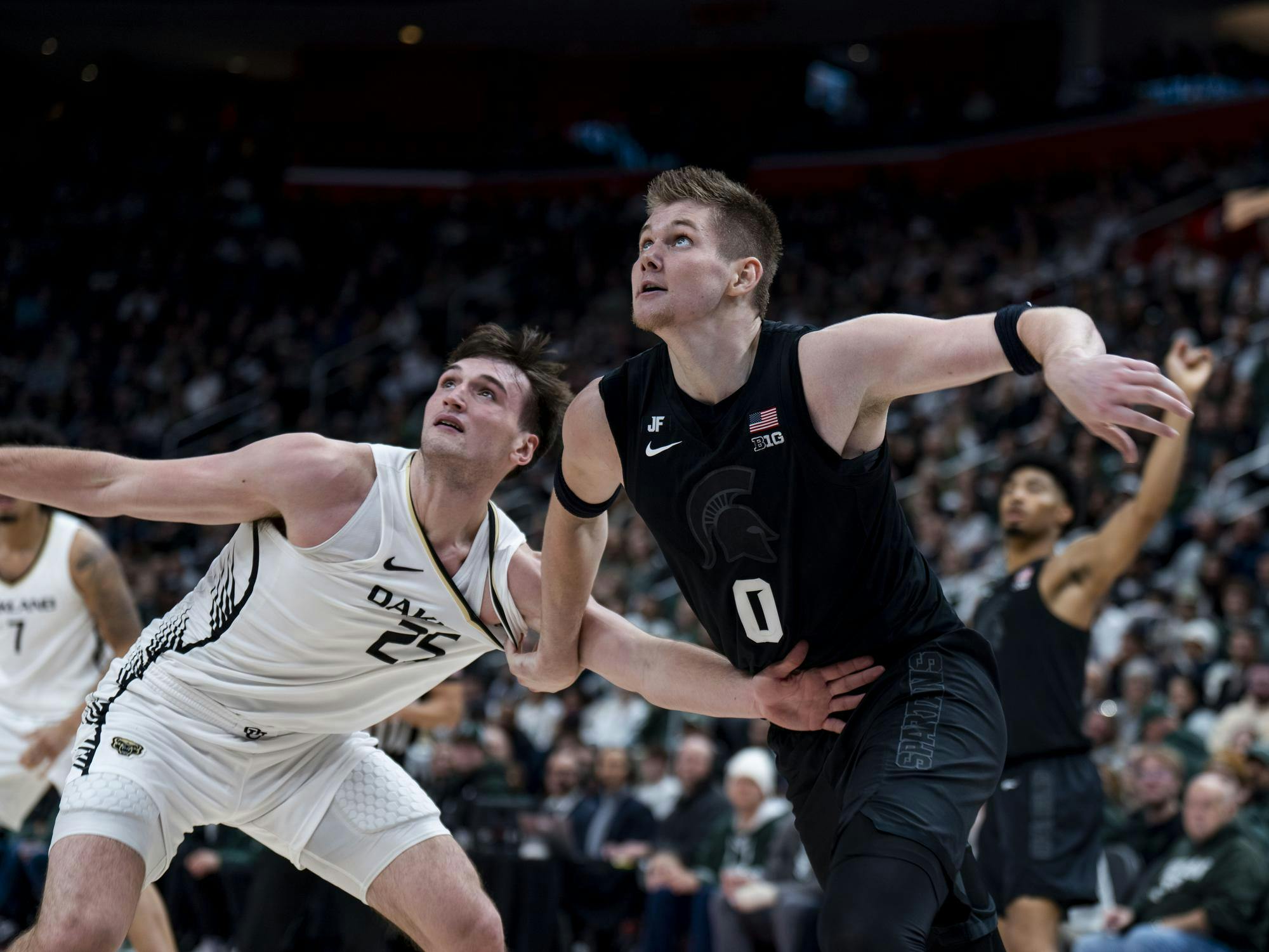 <p>Michigan State junior forward Jaxon Kohler (0) and Oakland redshirt sophomore forward Cooper Craggs (25) watch for the ball at Little Caesars Arena in Detroit on Dec. 17, 2024. The Spartans defeated the Golden Grizzlies 77-58.</p>