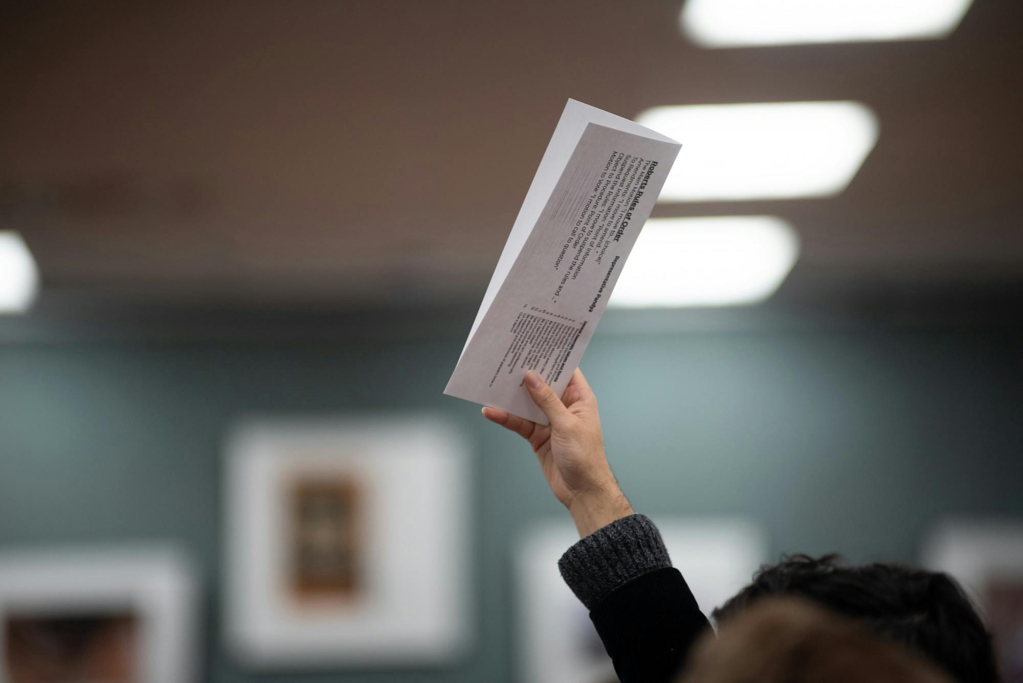 <p>A member of the general assembly raises their placard during ASMSU&#x27;s general assembly meeting on Nov. 4, 2021.</p>