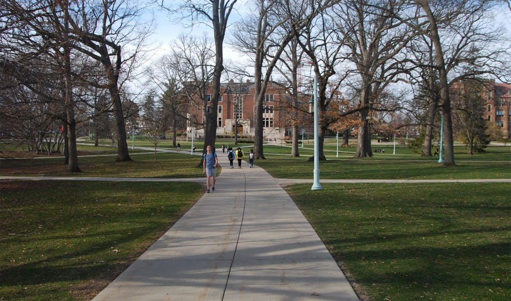 <p>Students walk in sit in front of the MSU Union and Beaumont Tower on April 23, 2018. Monday saw a high temperature of 72 degrees in East Lansing, the highest in 2018. &nbsp;</p>