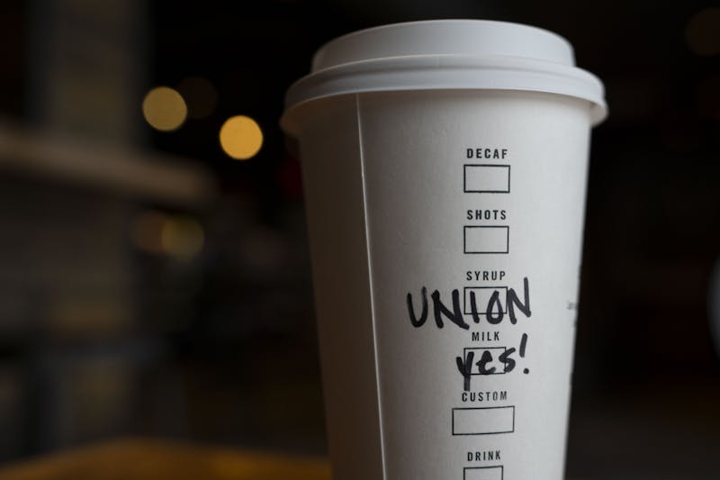 Trabajadores de Starbucks en Lake Lansing piden elecciones sindicales