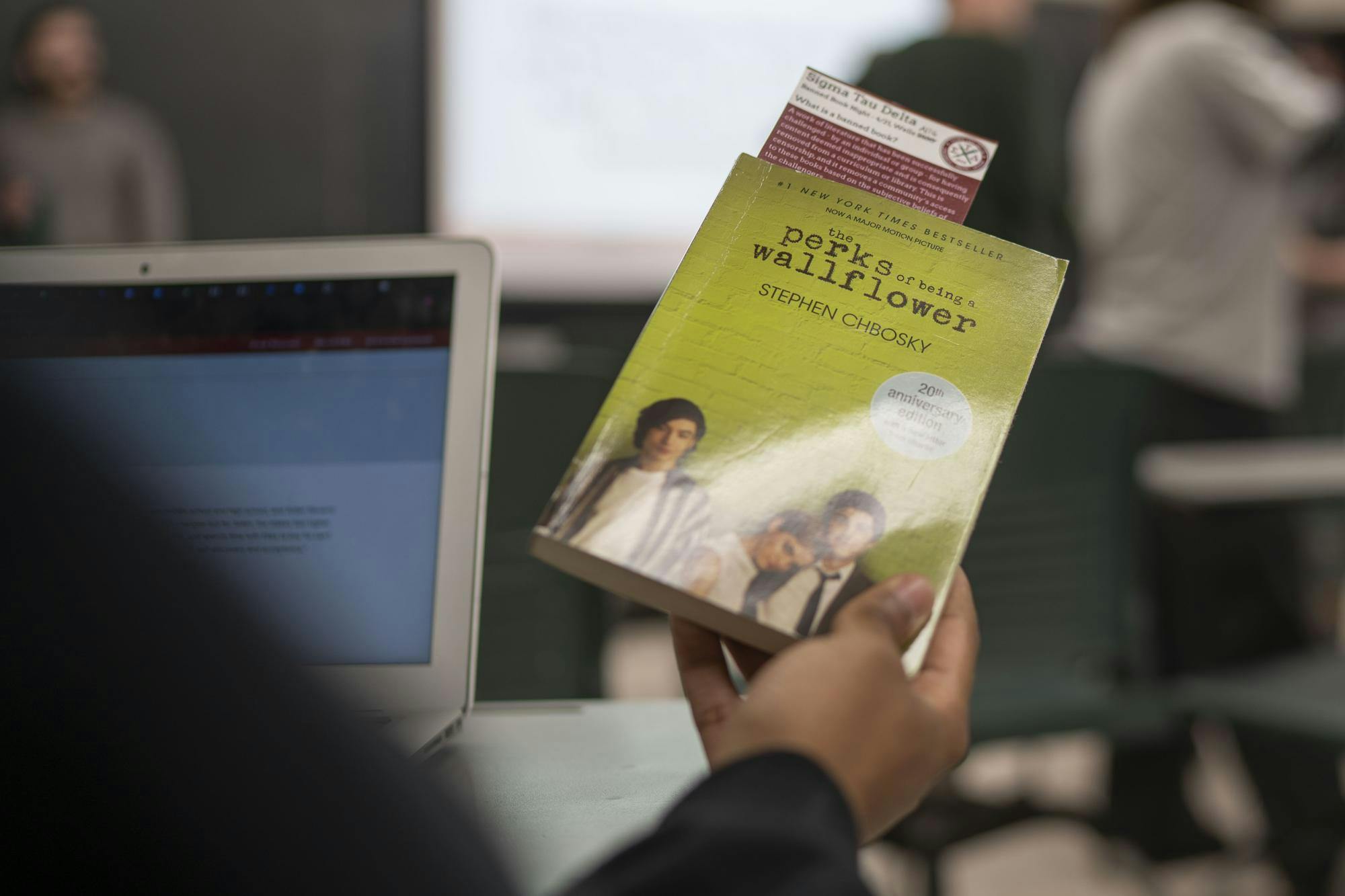 bannedbooks042125-des-03