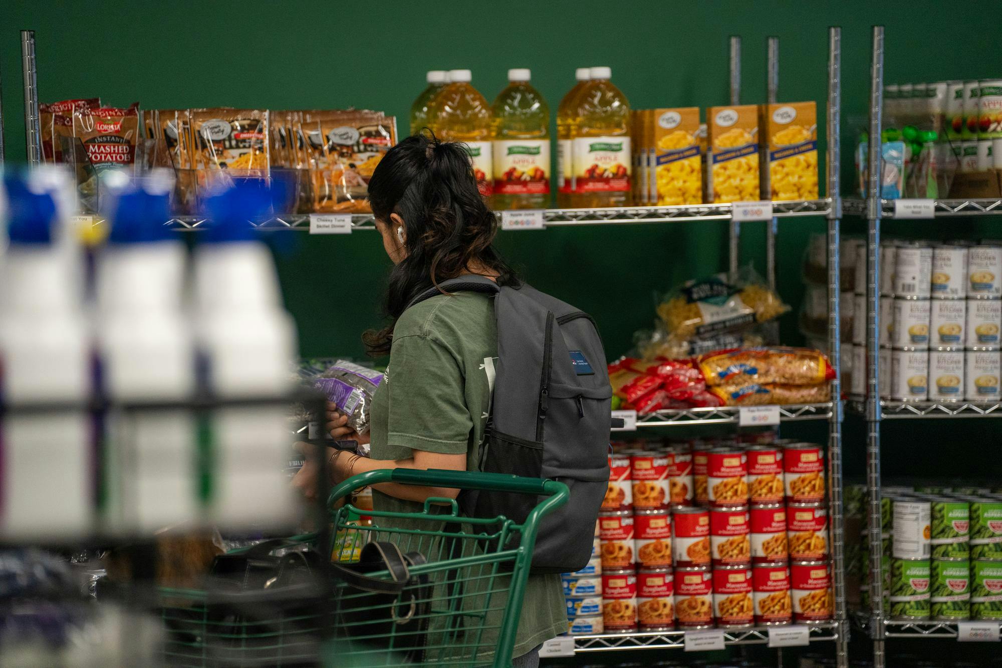 A student shops at the Michigan State University Student Food Bank in the MSU Union in East Lansing, Mich., Thursday, Sept. 18, 2025.