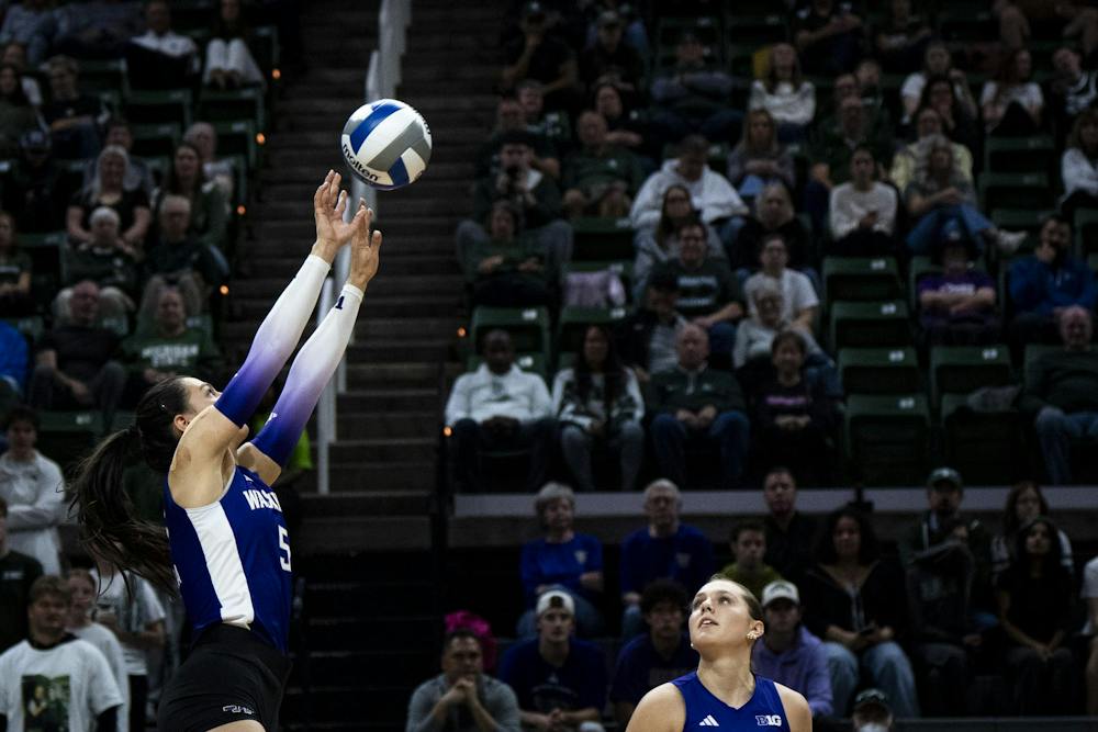 Washington sophomore outside hitter Simona Mateska (5) sets the ball during a match at the Breslin Center in East Lansing, Mich., on Friday, Sept. 2026.