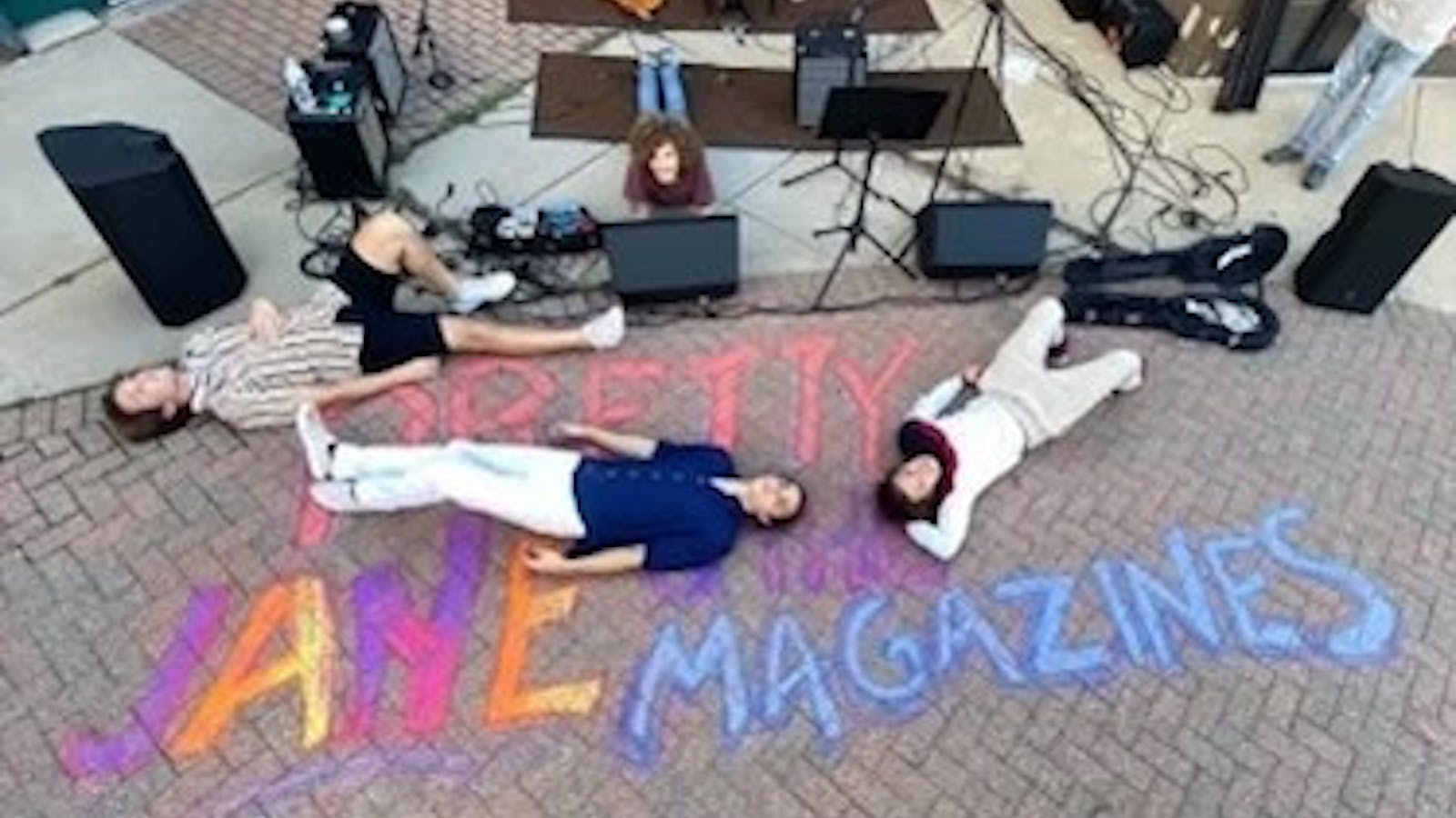 Die Türen für die lokale Band Pretty Jane and the Magazine aus East Lansing öffnen sich Die Türen für die lokale Band Pretty Jane and the Magazine aus East Lansing öffnen sich