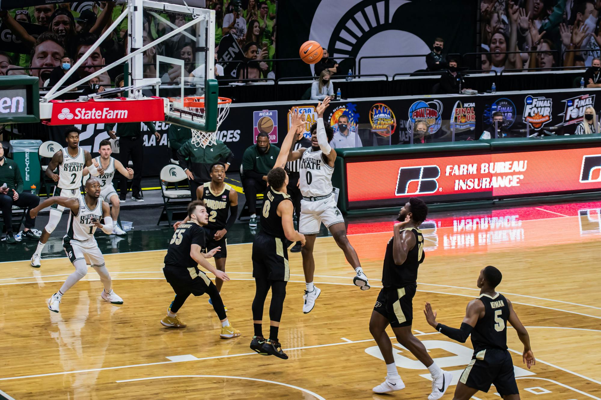 Junior forward Aaron Henry takes a midrange shot during the Spartans' 55-54 loss to Purdue on Jan. 8, 2021.