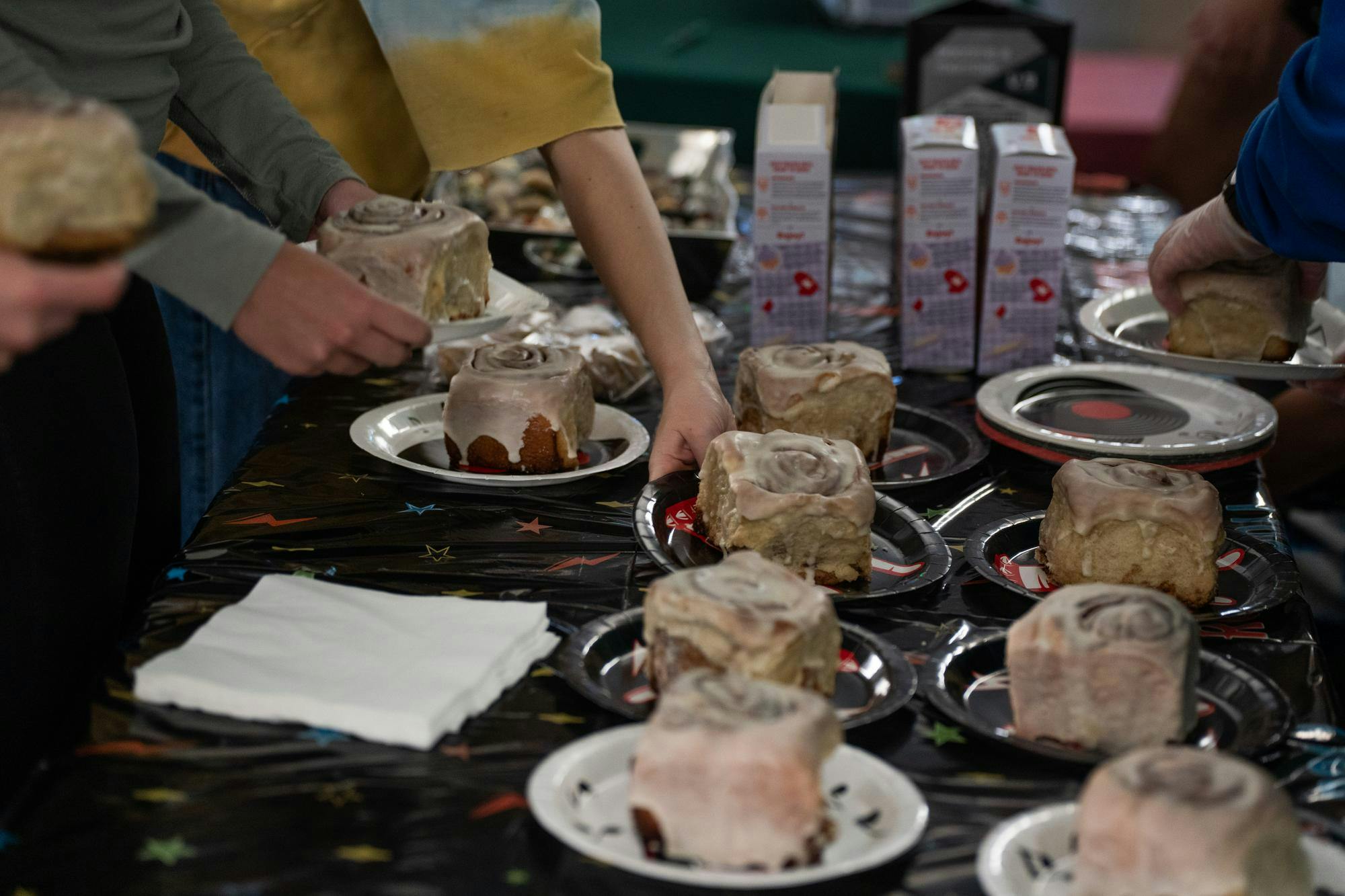 <p>MSU students take to-go cinnamon rolls from the University Activities Board (UAB) "Rock and Roll" giveaway at the MSU Union in East Lansing, Mich., on Sept. 9, 2026.</p>