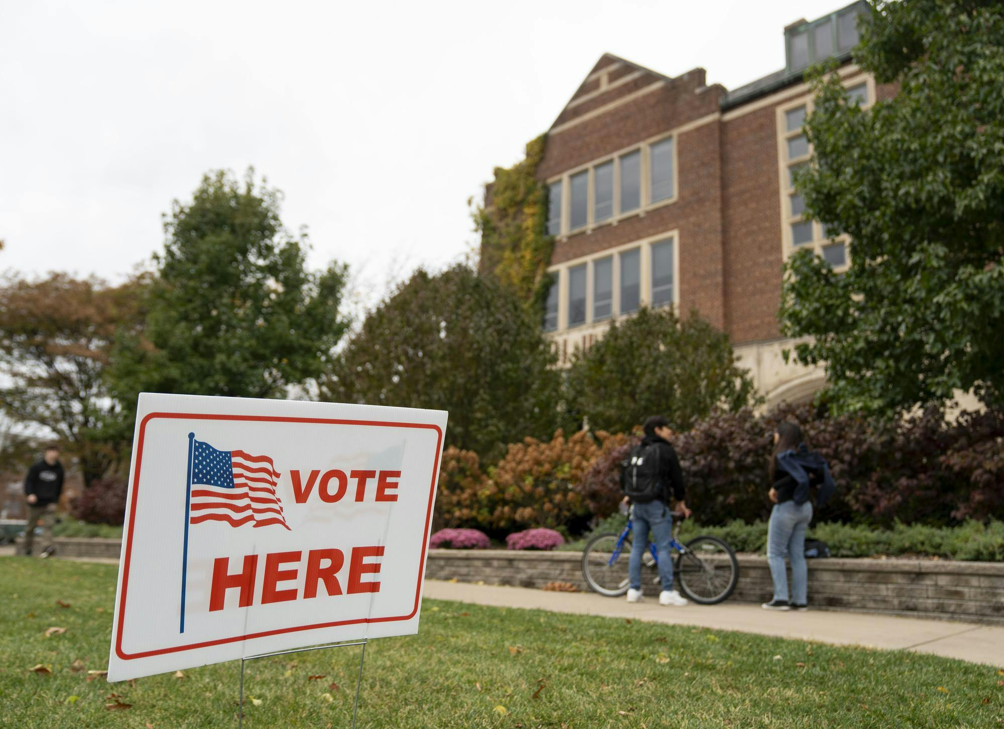 <p>A "vote here" sign pointing to the MSU Union building shows people where they can cast their vote for the presidential election on Nov. 5, 2024.</p>