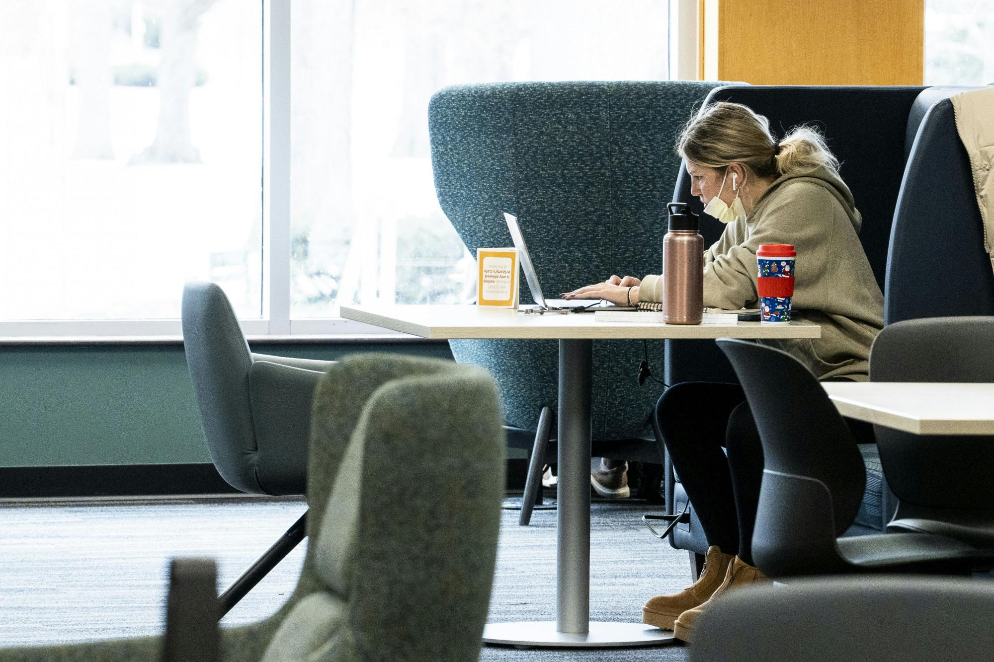 <p>A student working on their computer at the MSU Library on January 19, 2022.</p>