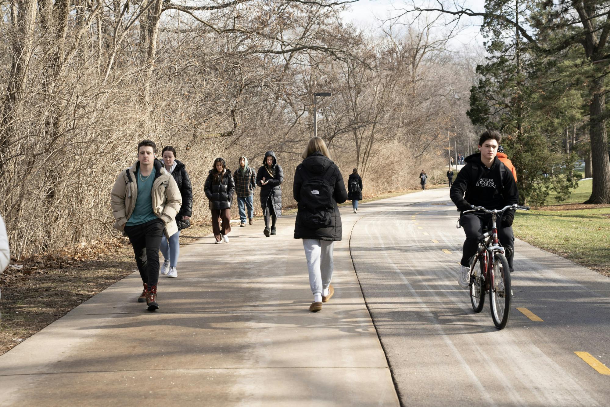 <p>Busy sidewalks around Wells Hall on Jan. 23, 2023.</p>