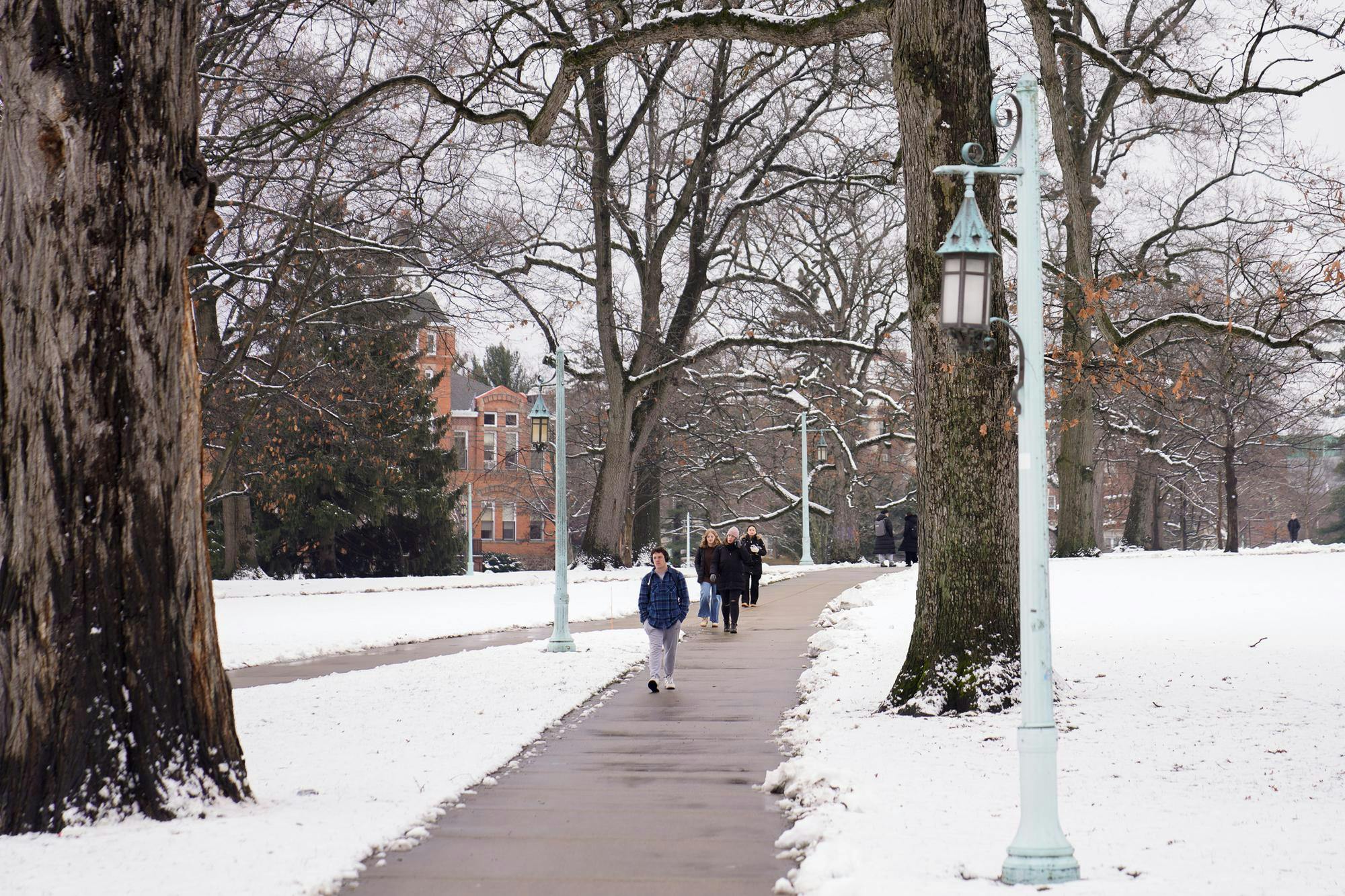 <p>Students make their way to and from campus the day before a heavy snow fall in East Lansing on Jan. 11, 2024.</p>