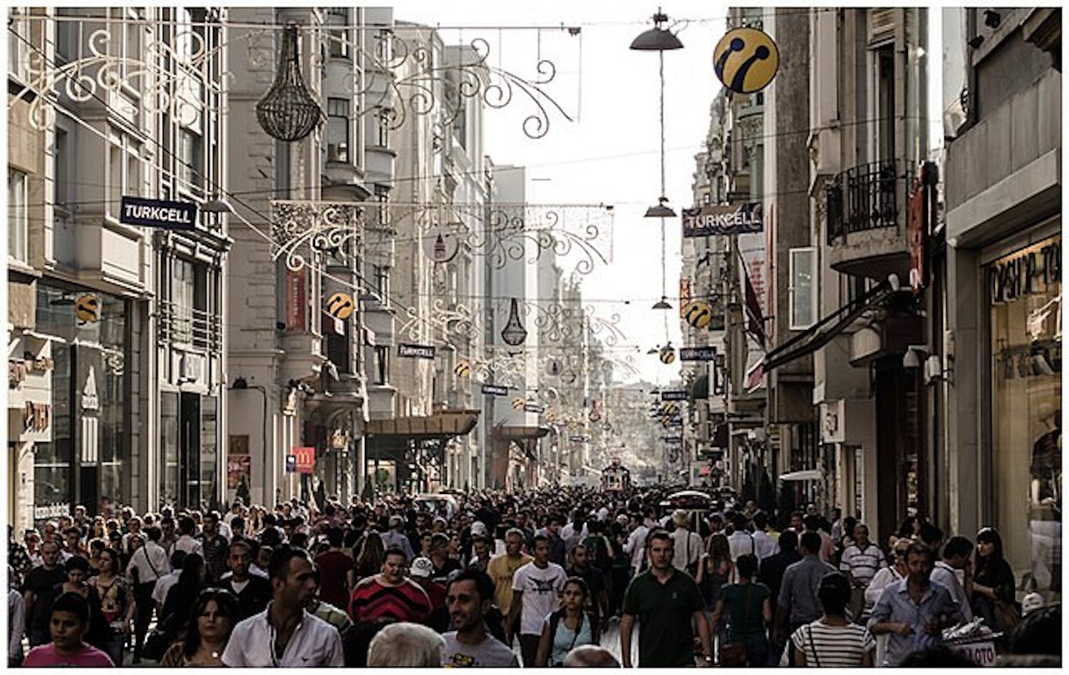 640px-Istiklal_Avenue_Istanbul_8109202351
