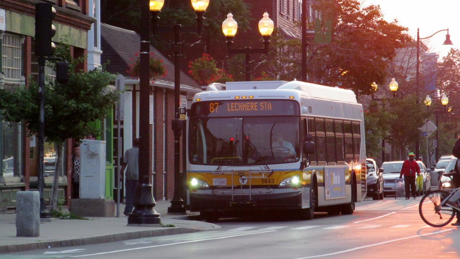 MBTA_route_87_bus_on_Somerville_Avenue_near_Union_Square,_July_2015.jpg