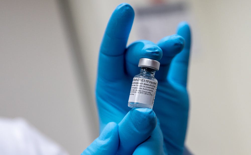 1600px-Pfizer-BioNTech_COVID-19_vaccine_2020_C