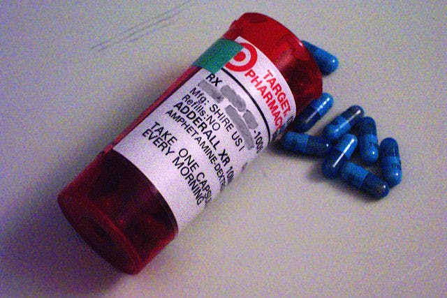 Adderall_bottle_and_capsules