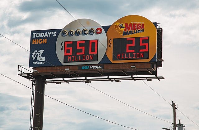 640px-Powerball_and_Mega_Millions_Lottery_Jackpot_Prize_Billboard_in_Missouri_44555666811