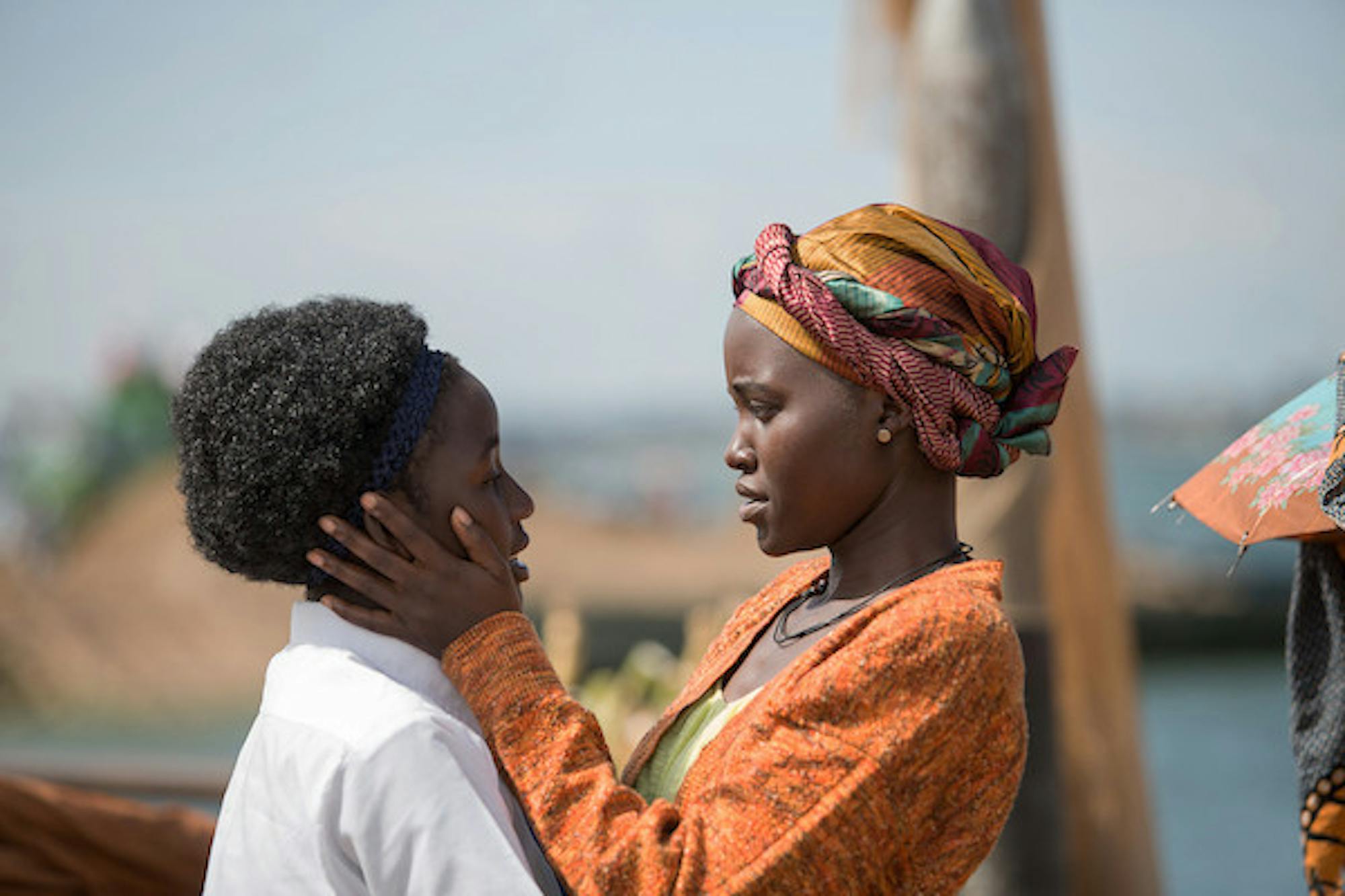 QUEEN_OF_KATWE_holding_face