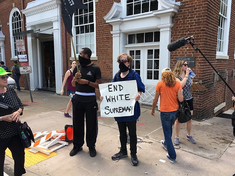 800px-Counter-protester_36591882035