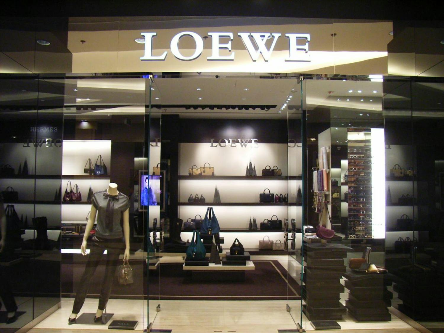 HK_West_Kln_Elements_mall_shop_LOEWE_g.jpg
