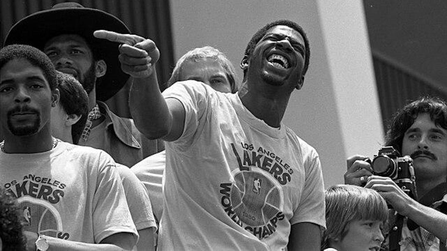 Magic_Johnson_at_Lakers_championship_rally,_1980.jpg