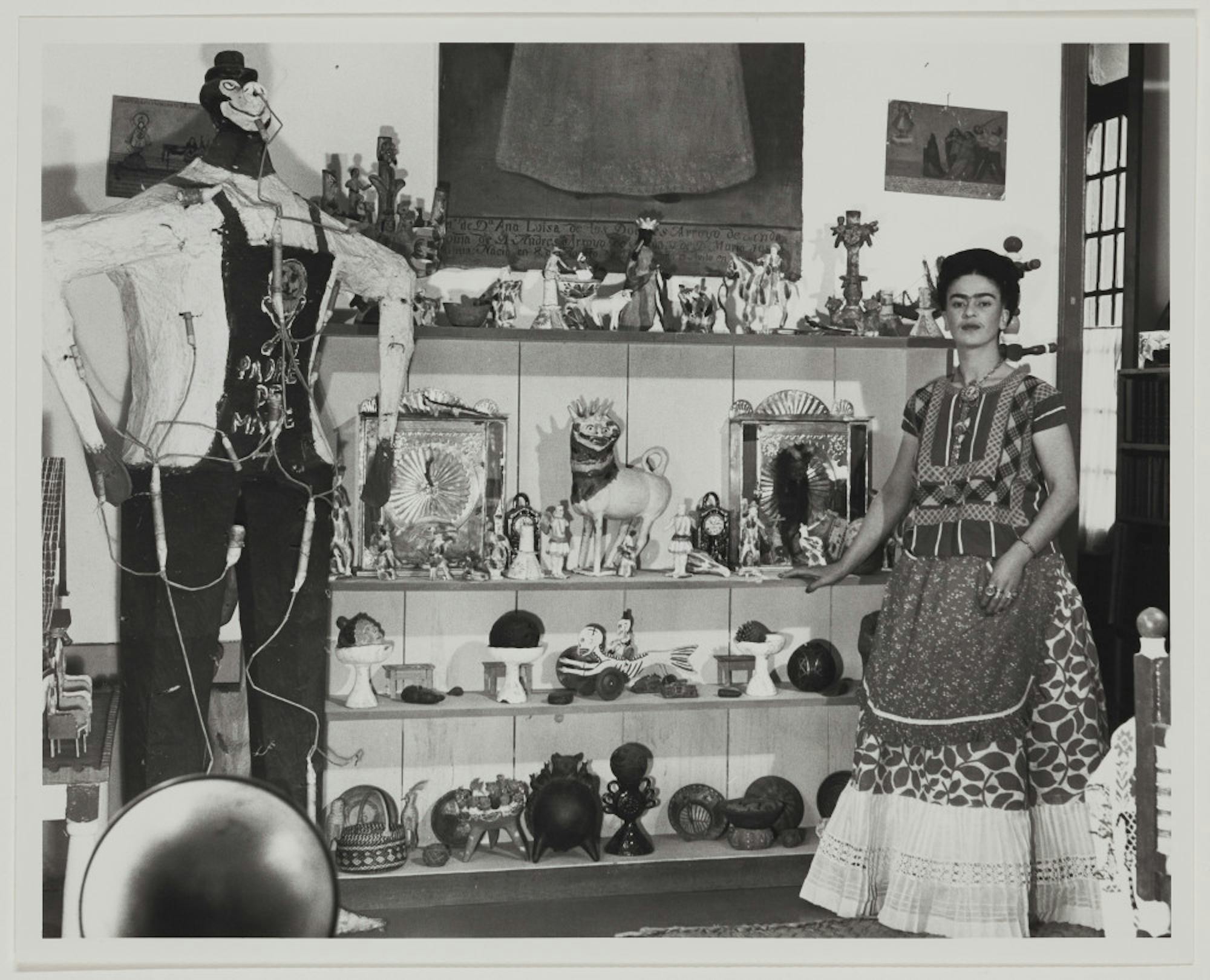 02_frida_kahlo_in_rivera_living_room_0