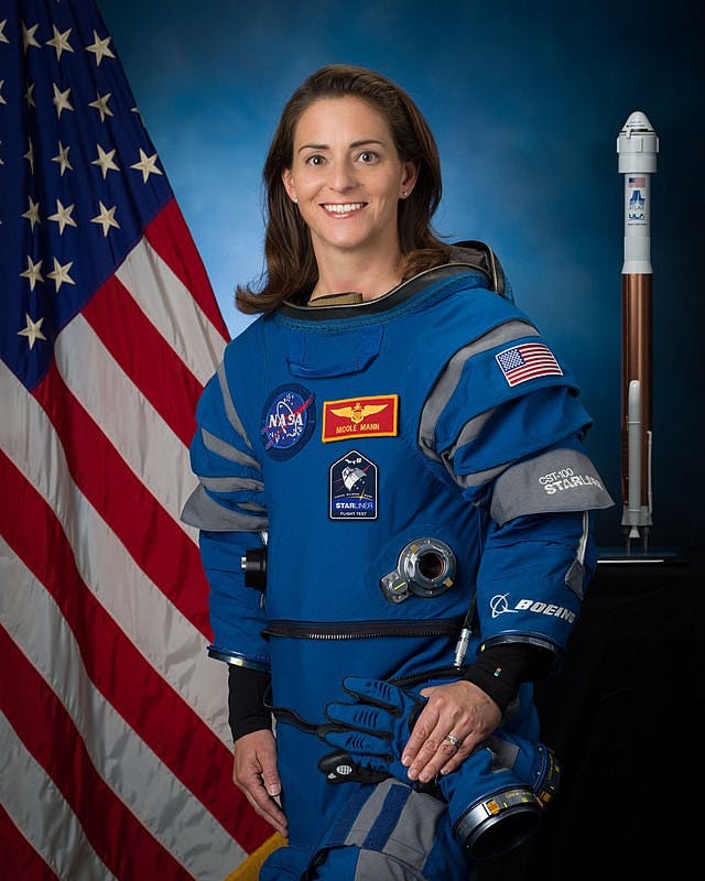Nicole_Mann_portrait_with_Boeing_flight_suit